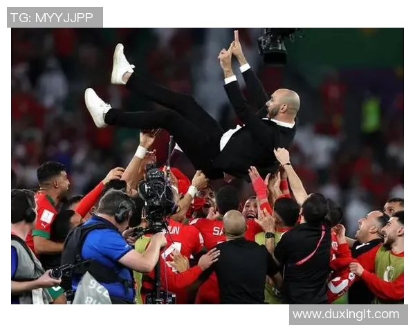 足球明星与主持人携手共创精彩赛事盛典的背后故事与感人瞬间